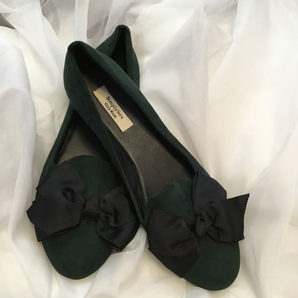 Hunter green suede with bow Vera Wang flat slip on dhoes